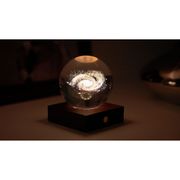 Lampe boule galaxie 3D en cristal et noyer h12cm